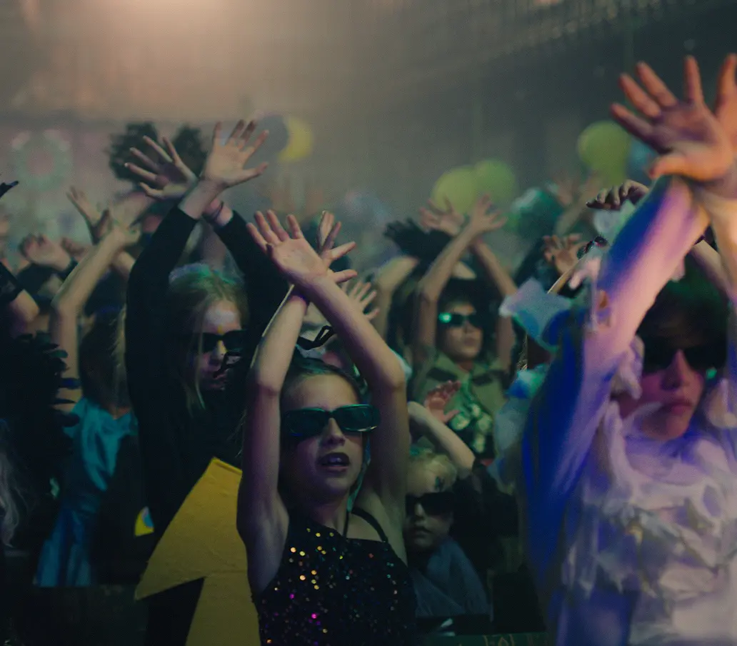 Kinderen met zonnebrillen dansen tijdens het Grote Griezel-Gala.